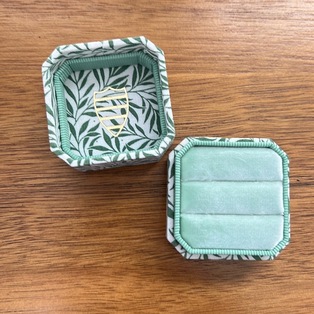 Mrs box double printed green leaf pattern